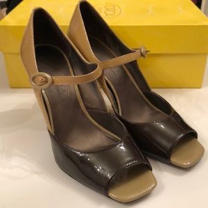 Circa Joan & David brown patent peep toe size 6